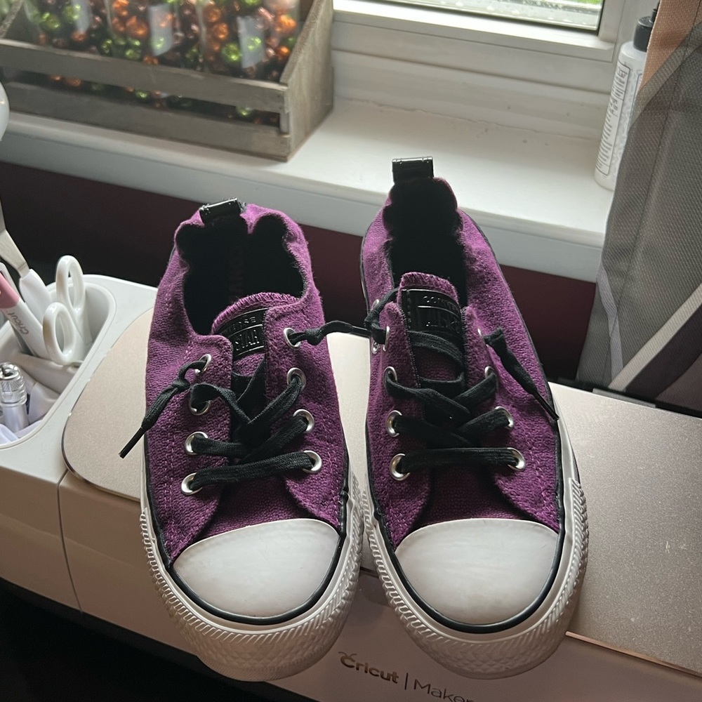 Like New Size 8 women’s slip on Converse purple